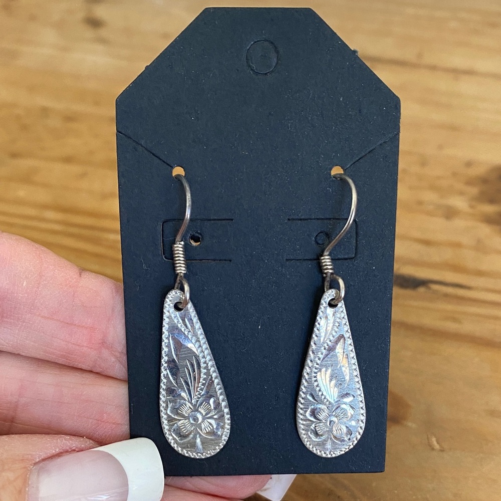 🎉VINTAGE STERLING SILVER ETCHED EARRINGS ‼️